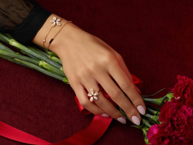 How to Style Minimal Gold Jewelry for Everyday: The Quiet Luxury Guide