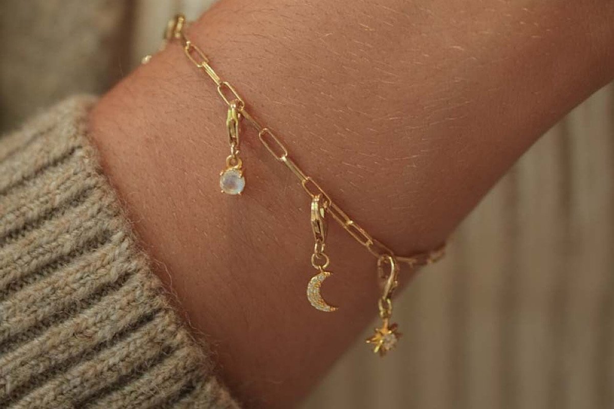 Gold Paperclip Charm Bracelet: Styling Guide & Trends