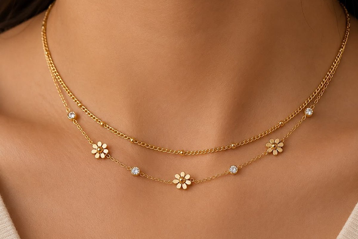 Delicate Layered Gold Daisy Necklace: A Touch of Timeless Elegance